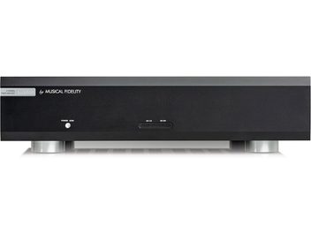 Multikanals effektforstærker M6x 250.4/2, frontvisning, sort rektangulært kabinet, sølvfarvede cylindriske fødder, power-knap, indikatorer