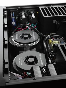 Wzmacniacz hi-fi stereo Harman Kardon HK 990 czarny, widok wewnętrzny z przodu, transformatory toroidalne, obwody drukowane, okablowanie