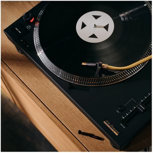 Ortofon Concorde MKII Elite-pickup til DJ-pladespiller, set ovenfra og fra siden, placeret på en sort vinylplade