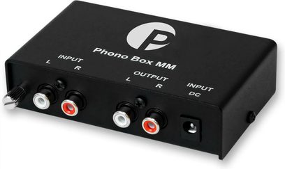 Phono predojačevalnik Pro-Ject Phono Box MM črn z rdečimi in belimi vhodnimi ter izhodnimi priključki RCA, pogled od zadaj pod kotom treh četrtin