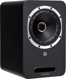 Regálový reproduktor Fyne Audio Cubitt 5 v lesklé černé barvě při pohledu ze tří čtvrtin s koaxiálním reproduktorem a předním bassreflexovým nátrubkem
