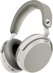 Sennheiser Momentum 5 hi-fi austiņas baltā krāsā, gaiši apvilkts galvas stīpas polsterējums un pelēki ausu spilventiņi, trīs ceturtdaļu skatā