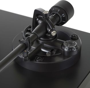 Audio Technica AT-LP5 sort pladespiller, nærbillede af tonearmen med pickup og modvægt, tæt beskæring