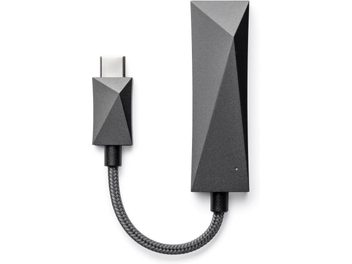 Tragbarer Audio-Konverter Astell&Kern AK HC3, zwei dunkelgraue prismatische Elemente mit Kabelverbindung, auf einem Hintergrund mit weißem bis grauem Verlauf