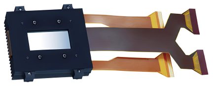 To rektangulære blå metalstykker med LCD-skærm, forbundet med buede kobberbjælker