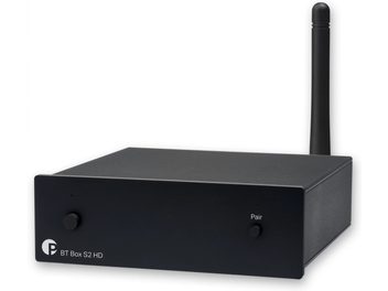 Trådlös sändare Pro-Ject BT Box S2 HD svart, rektangulärt svart hölje, vänster knapp, höger knapp märkt "Pair", vertikal antenn bak till höger