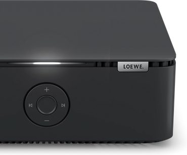 Integreret stereo-forstærker Loewe multi.room amp sort, set forfra, cirkulær betjeningsknap og synligt logo