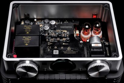 Preamplificador de auriculares de alta fidelidad iCAN PHANTOM, vista interna, carcasa metálica, placas de circuito impreso negras, condensadores, tubos electrónicos
