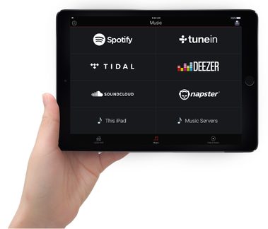 Sosteniendo una tableta que muestra la aplicación Music con los logotipos de Spotify, TuneIn, Tidal, Deezer, SoundCloud y Napster