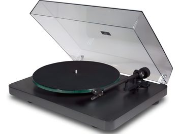 Czarna hi-fi gramofon NAD C558 z szklaną podstawką, ramieniem odczytującym i przezroczystą otwartą pokrywą