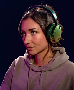 Cuffie hi-fi wireless Audeze Maxwell Xbox Wasabi su testa, vista di profilo, cappuccio grigio, sfondo scuro, capelli castani