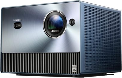 Hisense C1 videoprojektors, skats no trīs ceturtdaļām priekšā, taisnstūrveida zils korpuss, centrālā lēca, sānu ventilācijas režģis