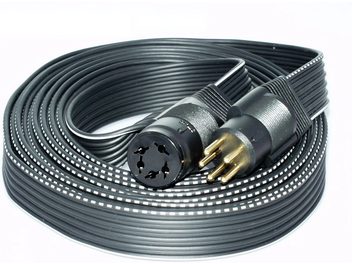 Svart spiralformad 5 meter lång förlängningssladd med cylindriska metallkontakter i varje ände