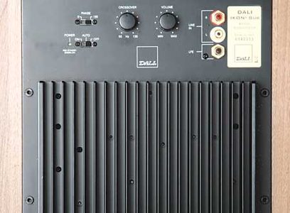 Dali ikon sub sort baskabin, frontpanel med gitter, knapper og stik, nærbillede forfra
