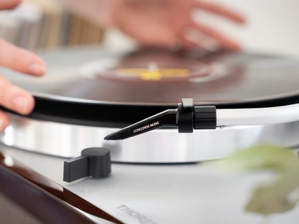 Rameno gramofonu s kazetou Concorde Music, ruka upravující vinylovou desku na otočném talíři