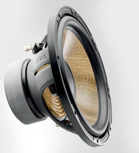 Focal SUB 1000 F juodas žemų dažnių garsiakalbis, priekinis vaizdas iš arčiau, šviesiai smėlio spalvos stiklo pluošto membrana, blizgus juodas kontūras