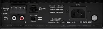 Bagpanel på en JL Audio 300VA baskabinetshøjttaler med linjeindgange, trådløs forbindelse, serienummer og strømstik