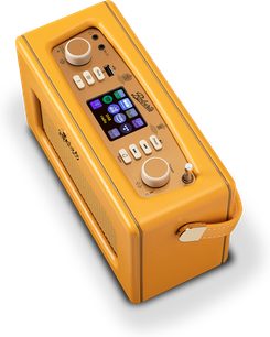Radio digitale da tavolo Roberts Revival iStream 3L gialla in similpelle grainata, vista superiore a tre quarti che mostra lo schermo a colori, due grandi pulsanti circolari color crema, una fila di tasti rettangolari, porta USB, interruttore metallico, griglia laterale dell'altoparlante e maniglia coordinata.