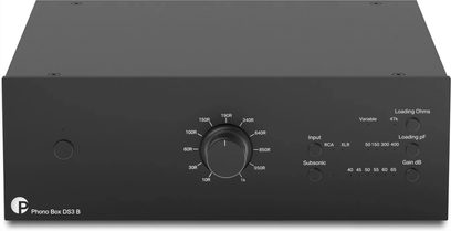 Phono priekšpastiprinātājs Pro-Ject Phono Box DS3 B melnā krāsā, skats no priekšpuses ar lielu centrālo selektoru un vadības elementiem priekšējā panelī