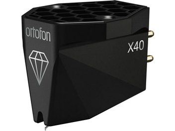 Sort Ortofon MC X40 metal pickuphus til pladespiller, set fra højre forfra i trekvart vinkel, facetformet krop med sekskantet bikubemønster på toppen, sølvfarvet ortofon-inskription og diamantlogo på fronten, X40-mærkning på højre side, guldbelagte bagstifter og synlig nål.
