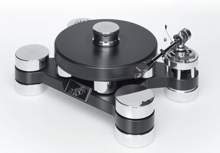 Prato de vinil preto e cromado em metal, visto de três quartos frontal, com prato circular central coroado por um disco prateado, braço de leitura montado à direita e três pés cilíndricos robustos conectados por um chassi transversal.
