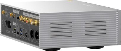Verkkosoitin DMP-A6 Master Edition Gen 2, takanäkymä kulmasta, kullatut liittimet, USB-portit, LAN, XLR, optiset liitännät, uritettu kotelo