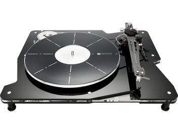 Платка за винил Vertere Acoustics Pack Raw DGX черна, гледана отгоре под леко наклонен ъгъл, с черен лъскав акрилен корпус, монтиран на цилиндрични крака, черен кръгъл диск с бели отбелязания, обкован с метал, и метална тонръка.