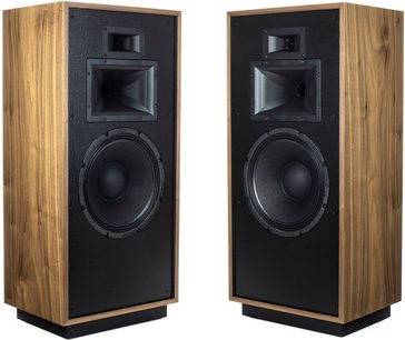 Sloupové reproduktory Klipsch Forte IV v ořechovém provedení, pohled zepředu, dřevěné skříně, černé reproduktory, odnímatelné černé mřížky