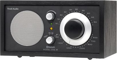 Tivoli Model One BT bordradio i svart med träkabinett, rund silverfärgad högtalare och stor inställningsratt för kanalsökning