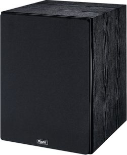 Magnat Sub 530A subwoofer sort, set fra en vinkel, glat front med logo nederst, sider med træmønstret tekstur