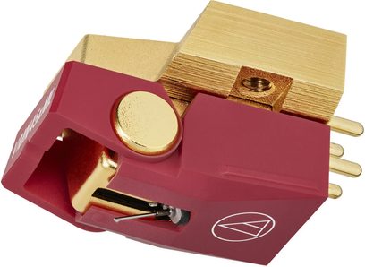Testina phono Audio Technica AT-VM745xML rossa e metallo dorato, corpo in alluminio anodizzato con inserto in ottone, vista a tre quarti anteriore che mostra il logo, la puntina e i quattro pin posteriori