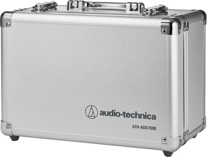 Valigetta rigida in alluminio argentato, vista a tre quarti, angoli rinforzati, chiusure e maniglia, logo audio-technica ATH-ADX7000