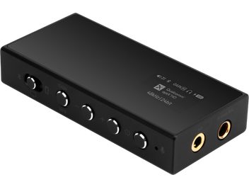 DAC de áudio Bluetooth portátil preto retangular com pequeno ecrã, botões laterais e saídas duplas para auscultadores jack douradas