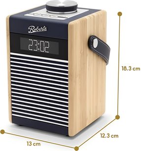 Roberts Rambler Midi bordradio i mørkeblå, set fra trekvart forfra, lodret kabinet i lys bambus med mørkeblå front med digitalt display, hvide lamelgitter og stor sølvfarvet drejeknap på toppen