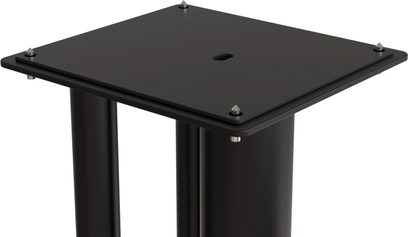 Μαύρο σατέν βάση ηχείου Norstone Design Stylum Max, λαμπερή μαύρη απόχρωση. Τετράγωνη βάση, μαύρη σωληνωτή κατασκευή, 4 ρυθμιζόμενα πόδια