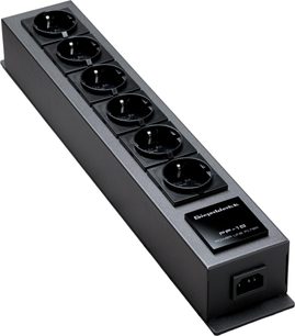 Gefilterte GigaWatt PF-1e Steckdosenleiste, schwarz, 6 Schuko-Steckdosen auf rechteckigem Metallgehäuse, in Perspektiveansicht