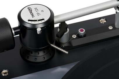 Thorens TD 124 DD siyah plak çalar, okuma kolunun yakın çekim üst görünümü, kapsül ve denge ağırlığı ile birlikte