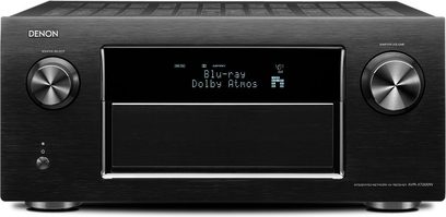 Denon AVR-X7200WA sort hjemmebiografsforstærker, frontvisning, blå skærm "Blu-ray Dolby Atmos", to sølvfarvede drejeknapper