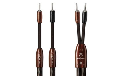 Højttalerkabler, sort/brun fletning, metal bananstik i brun og sort, med indskrifterne AMP og SPEAKER, forfra set