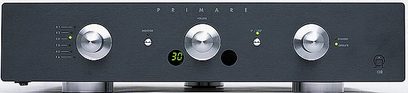 Primare I30 stereo hi-fi-forstærker, sort frontpanel med 3 sølvfarvede drejeknapper, grøn display, hovedtelefonstik og USB-port