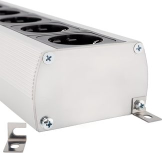 Supra MainBlock MD08-EU/SP MK3 sølvfarvet aluminium-stikdåse, sorte Schuko-udtag, sidevisning med monteringsbeslag