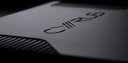 Cyrus CDi-XR CD-afspiller, nærbillede af forsiden i børstet aluminium med indgraveret logo og modelnavneinskriktion