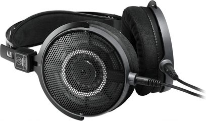 Audio Technica ATH-R70xa sort og antracitgrå åbne, kablede hi-fi-hovedtelefoner, let plastikbøjle, højre ørekop set fra siden med stor rund perforeret metalgitter, tykke velourpuder og aftageligt kabel tilsluttet