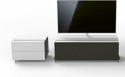 Spectral Cocoon CO3 + CO2 hvid og sort TV-møbel, bestående af en lav kabinet og en vægmonteret kabinet med integreret fladskærm