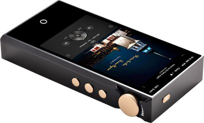 Lettore audiofilo Cayin N3 Ultra nero con scocca metallica, vista dall’alto a tre quarti, schermo touch attivo, tre pulsanti laterali rotondi dorati e rotella del volume zigrinata dorata