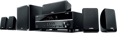 Yamaha YHT-298 hjemmebiografsystem bestående af en sort forstærker med skærm og knapper samt 5 sorte højttalere i forskellige størrelser