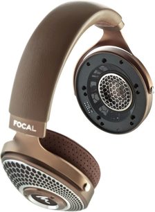 Åben hi-fi hovedtelefon Focal Clear MG i brun og guld, set fra venstre profil, der viser ydersiden af transduceren og hovedbøjlen