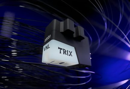 Siyah plastik pikap kartuşu, üzerinde “VNL TRIX” yazılı beyaz yarı saydam ön yüz, alçak açıdan yakın plan görünüm