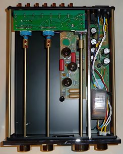 Předzesilovač EAR Yoshino 834L chrom, pohled zepředu na vnitřek, zelené tištěné spoje, elektronické součástky, barevné kabely