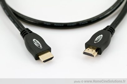 HDMI-kabel HCS Essential 1 m sort, med forgyldte HDMI-hanstik i begge ender, tæt optagelse på hvid baggrund